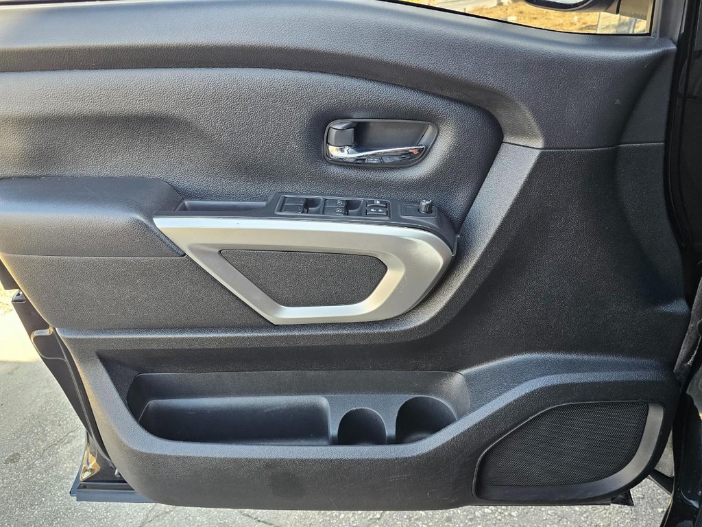 Nissan Titan Vehicle Full-screen Gallery Image 19