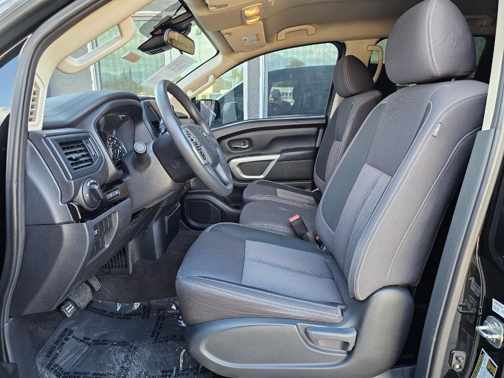 Nissan Titan Vehicle Full-screen Gallery Image 20