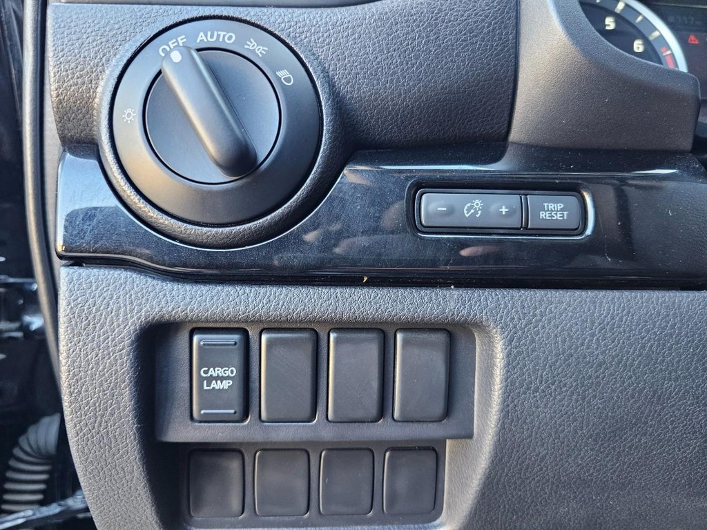 Nissan Titan Vehicle Full-screen Gallery Image 21