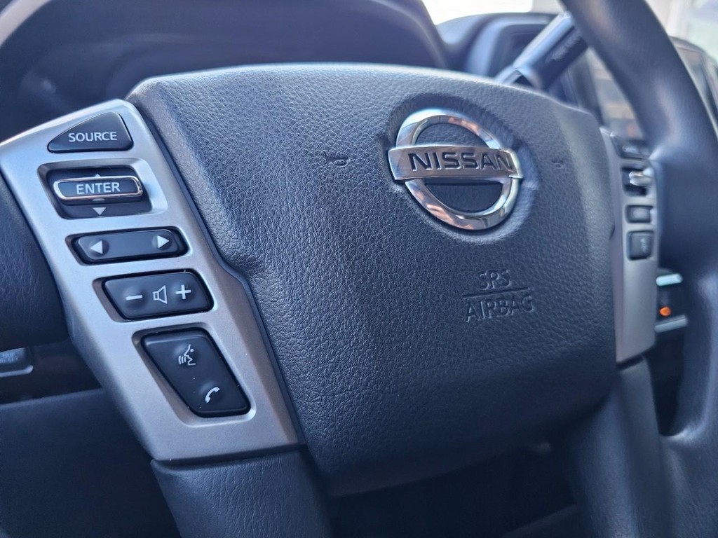 Nissan Titan Vehicle Full-screen Gallery Image 22