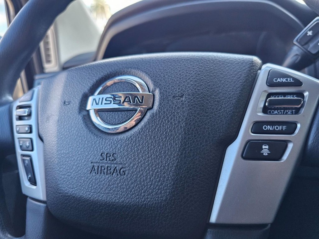 Nissan Titan Vehicle Full-screen Gallery Image 23