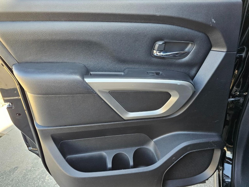 Nissan Titan Vehicle Full-screen Gallery Image 27