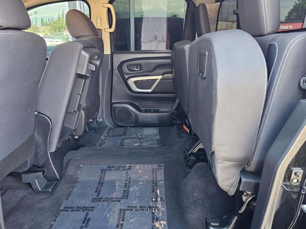 Nissan Titan Vehicle Full-screen Gallery Image 28