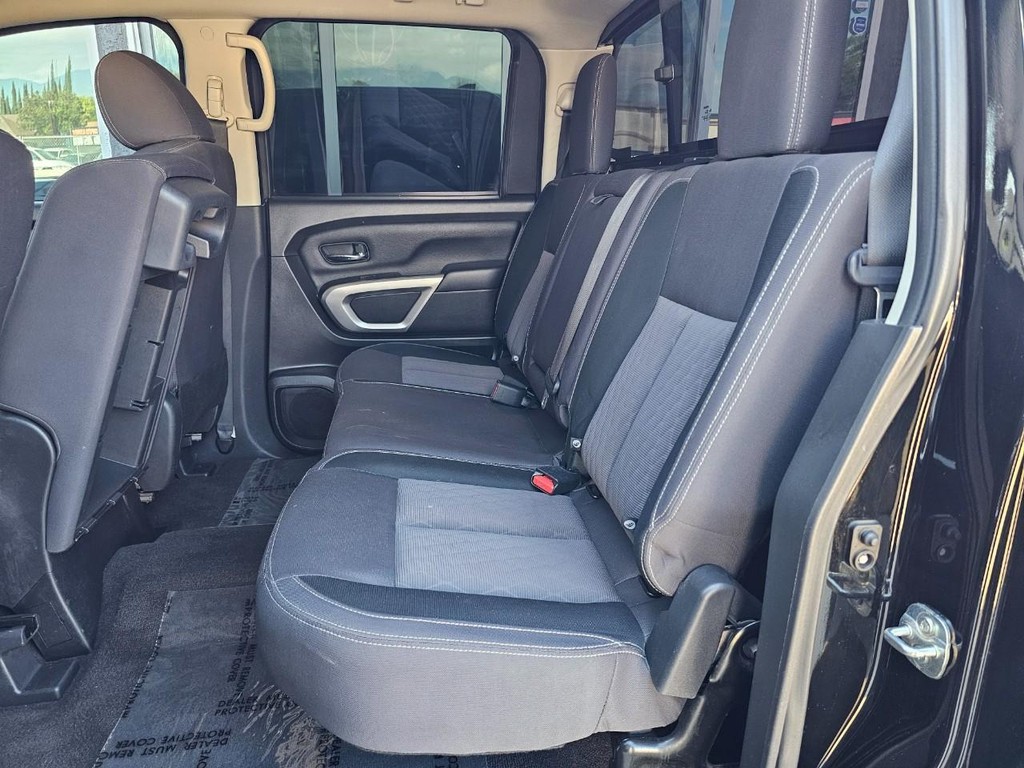 Nissan Titan Vehicle Full-screen Gallery Image 29