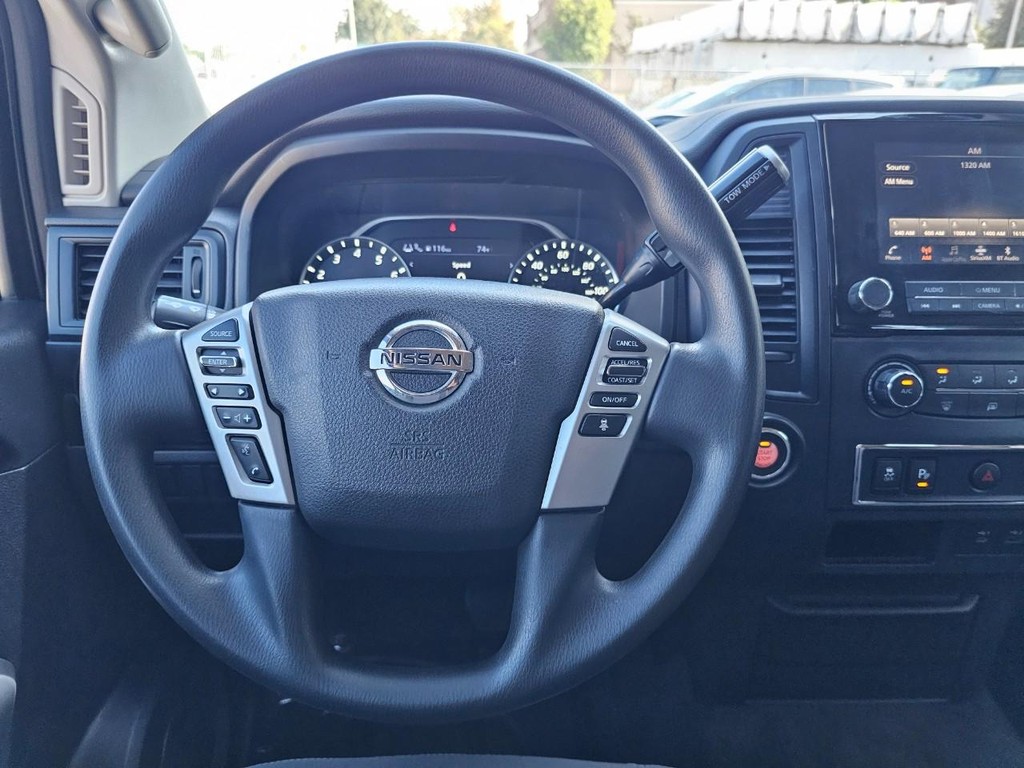 Nissan Titan Vehicle Full-screen Gallery Image 32