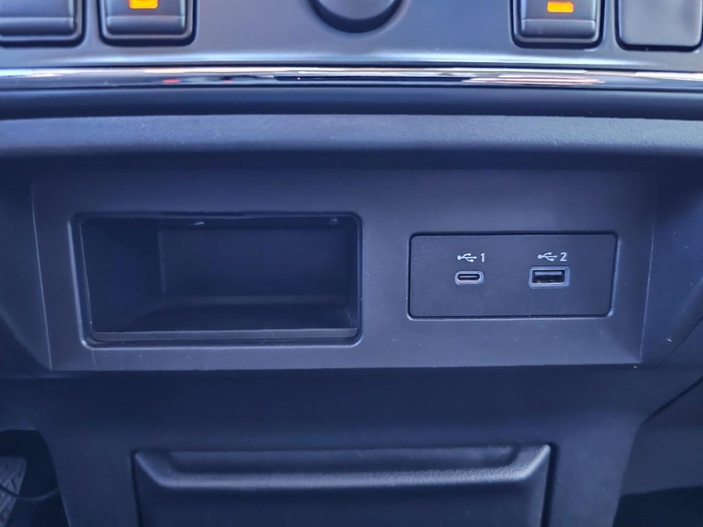 Nissan Titan Vehicle Full-screen Gallery Image 36