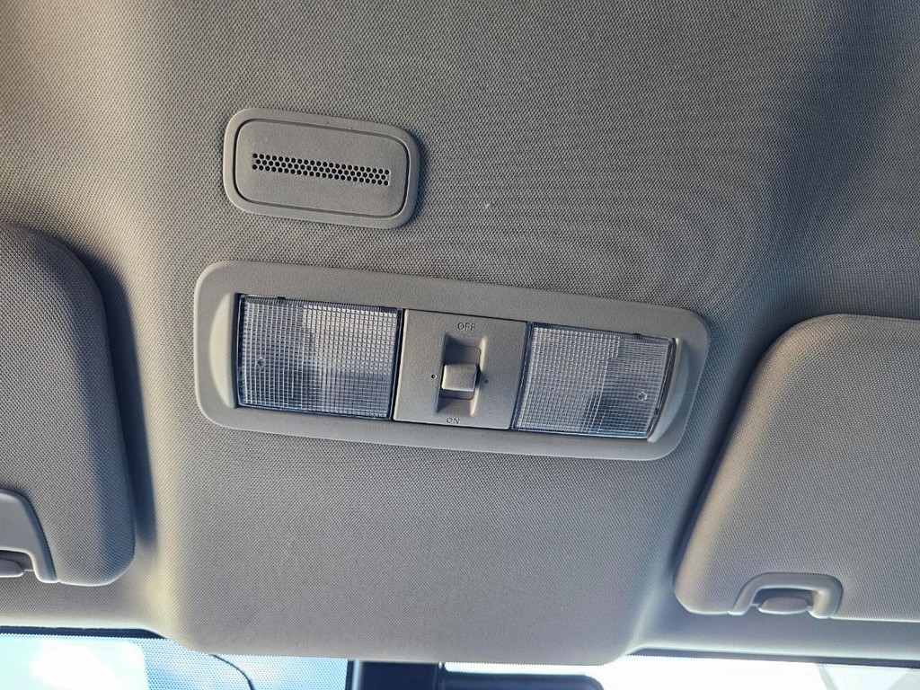 Nissan Titan Vehicle Full-screen Gallery Image 37