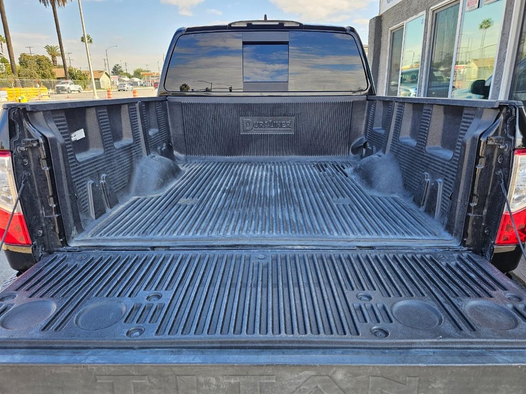 Nissan Titan Vehicle Full-screen Gallery Image 39