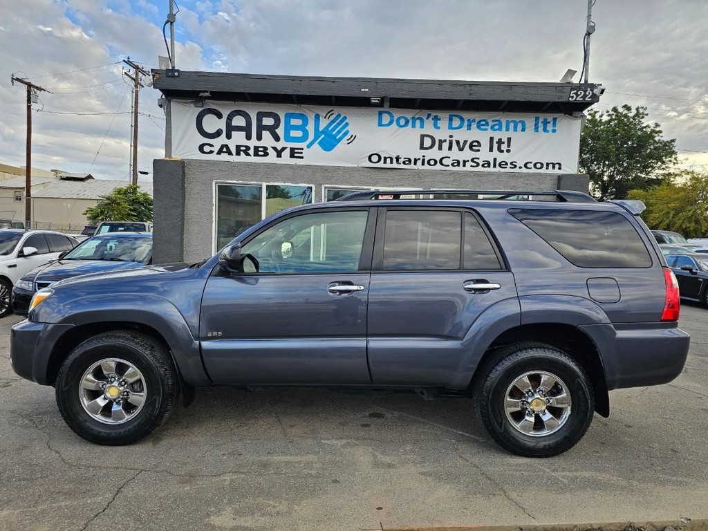 Toyota 4Runner Vehicle Full-screen Gallery Image 2