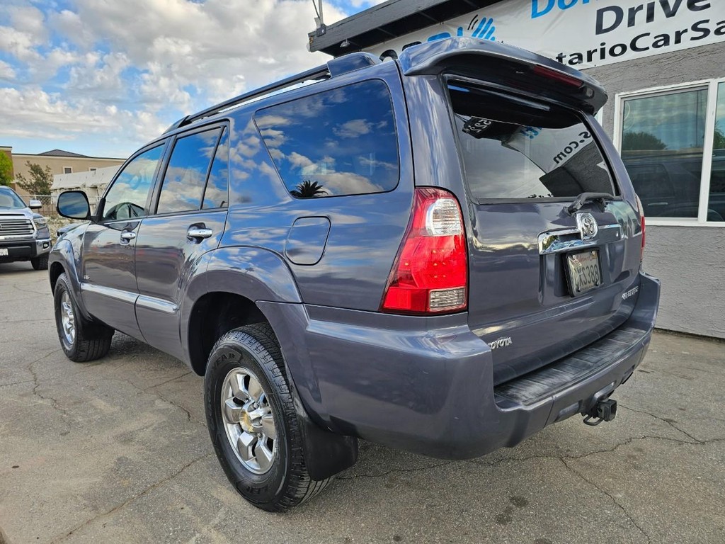 Toyota 4Runner Vehicle Full-screen Gallery Image 3