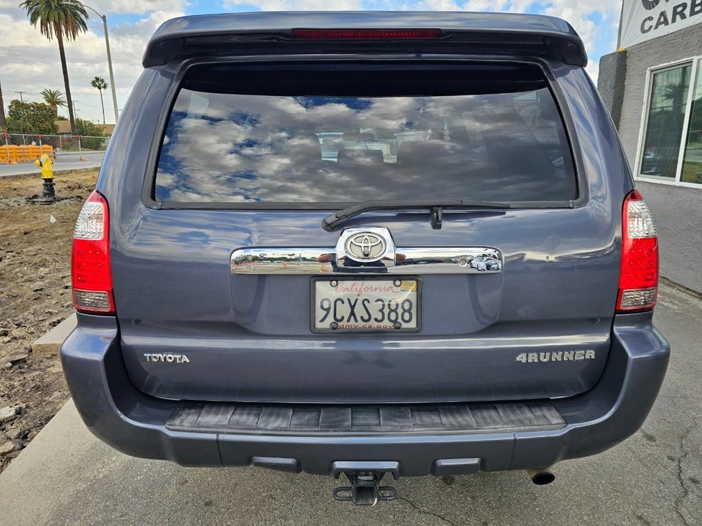 Toyota 4Runner Vehicle Full-screen Gallery Image 4