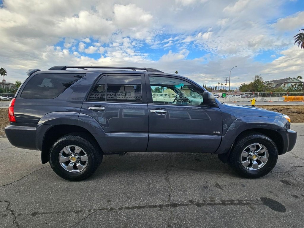 Toyota 4Runner Vehicle Full-screen Gallery Image 6
