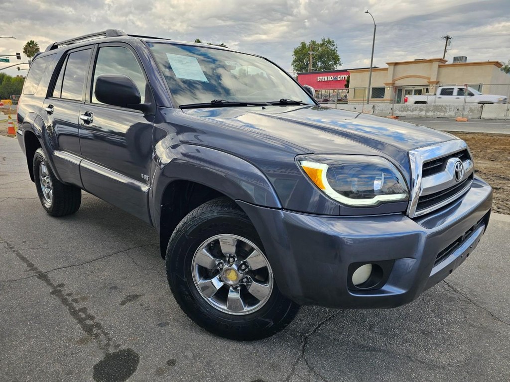 Toyota 4Runner Vehicle Full-screen Gallery Image 7