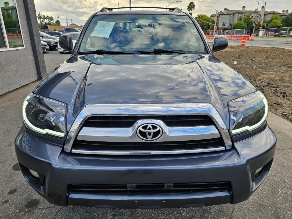 Toyota 4Runner Vehicle Full-screen Gallery Image 8