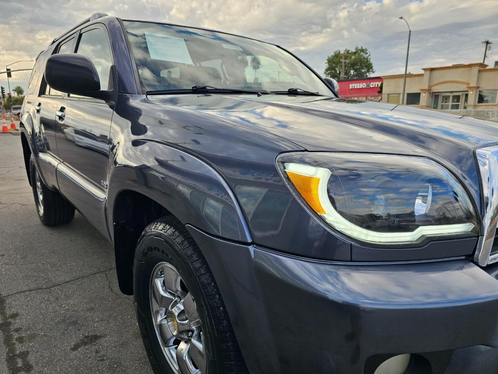 Toyota 4Runner Vehicle Full-screen Gallery Image 9