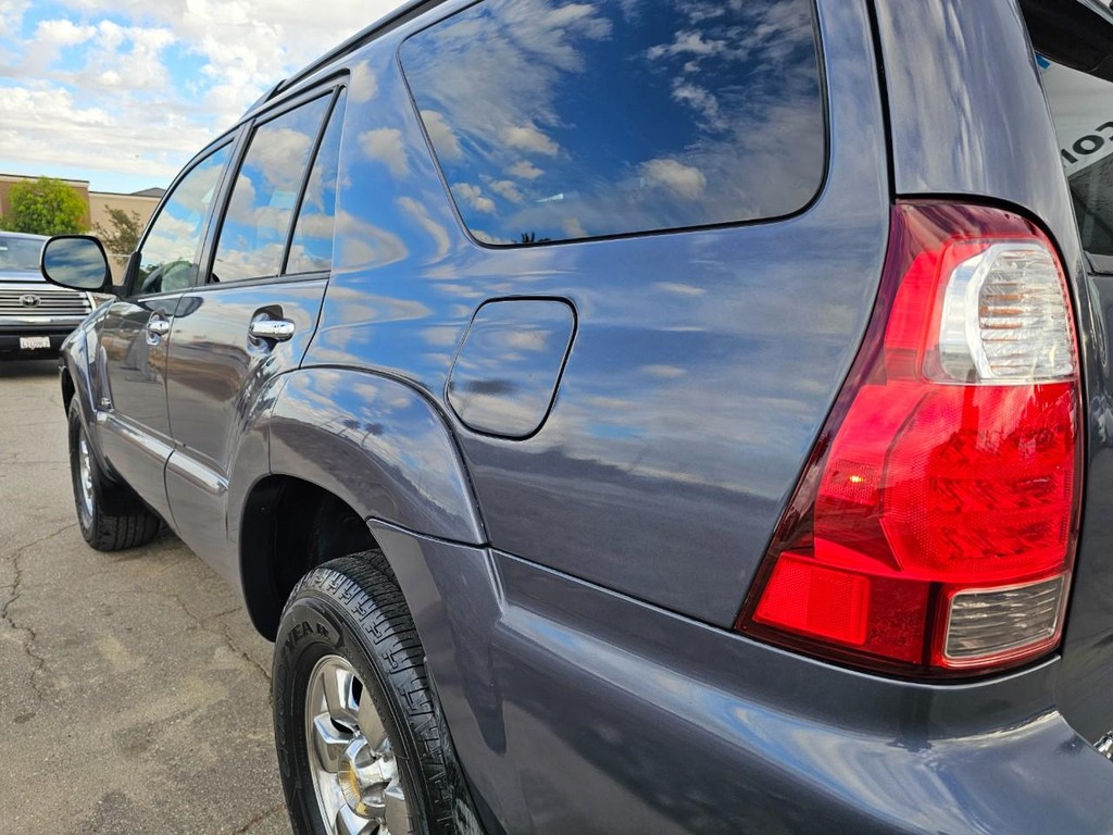 Toyota 4Runner Vehicle Full-screen Gallery Image 11