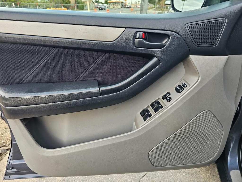 Toyota 4Runner Vehicle Full-screen Gallery Image 16