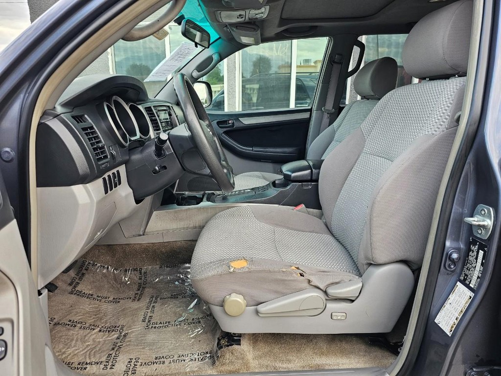 Toyota 4Runner Vehicle Full-screen Gallery Image 17