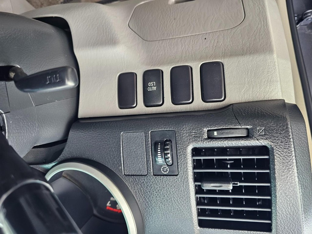 Toyota 4Runner Vehicle Full-screen Gallery Image 18