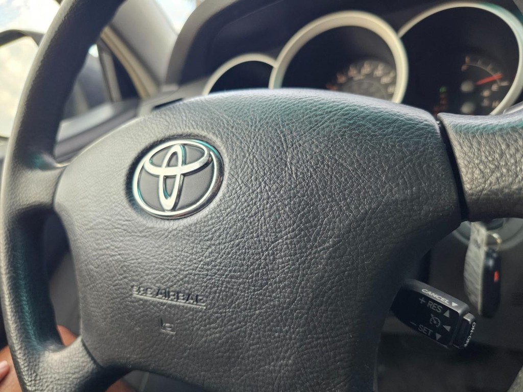 Toyota 4Runner Vehicle Full-screen Gallery Image 20