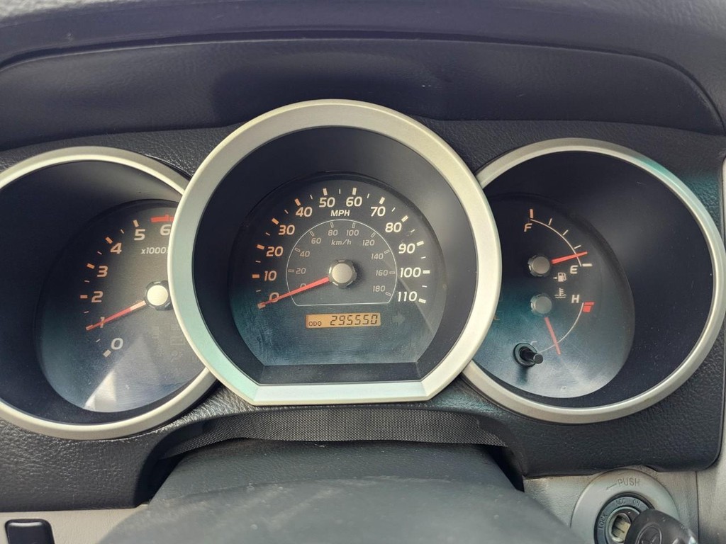 Toyota 4Runner Vehicle Full-screen Gallery Image 21