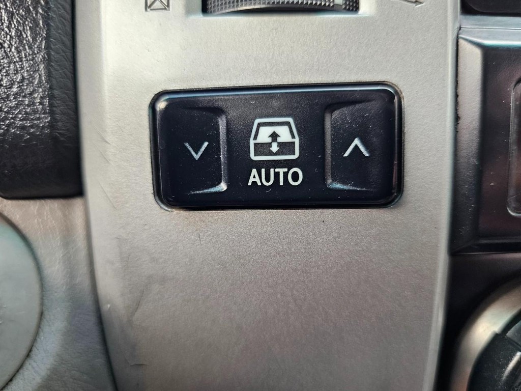 Toyota 4Runner Vehicle Full-screen Gallery Image 23