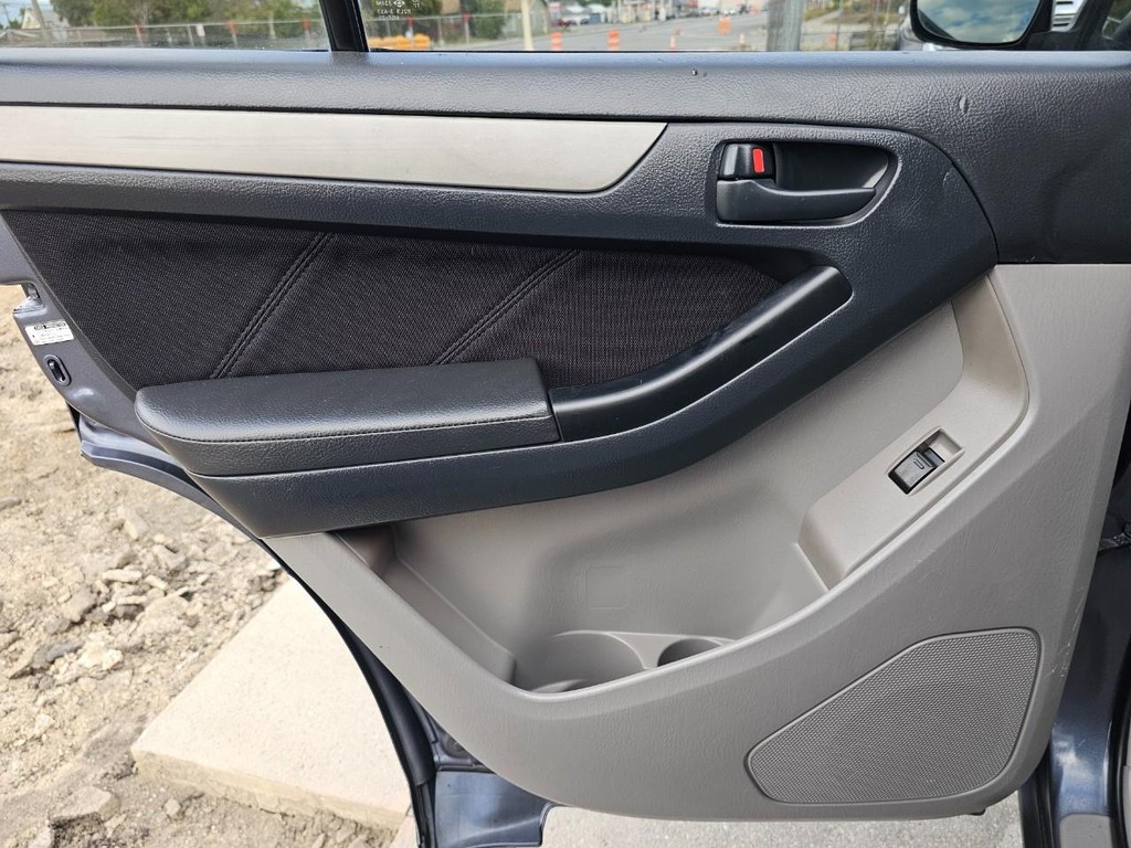 Toyota 4Runner Vehicle Full-screen Gallery Image 24