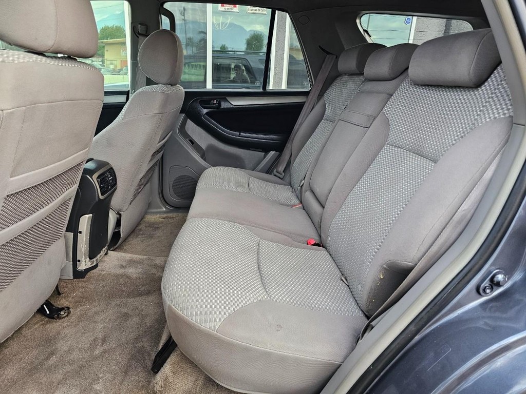 Toyota 4Runner Vehicle Full-screen Gallery Image 25