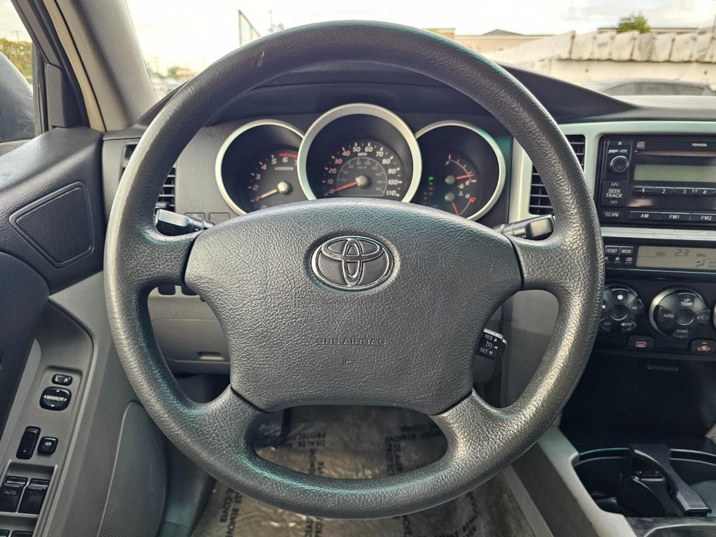 Toyota 4Runner Vehicle Full-screen Gallery Image 28