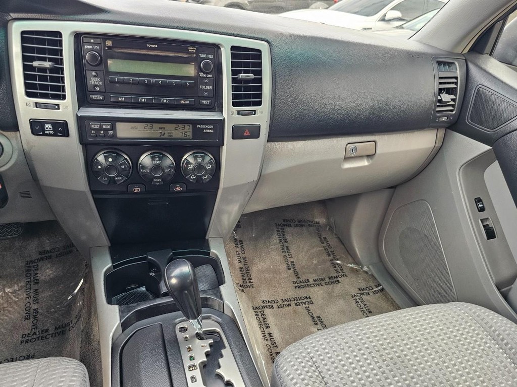 Toyota 4Runner Vehicle Full-screen Gallery Image 30