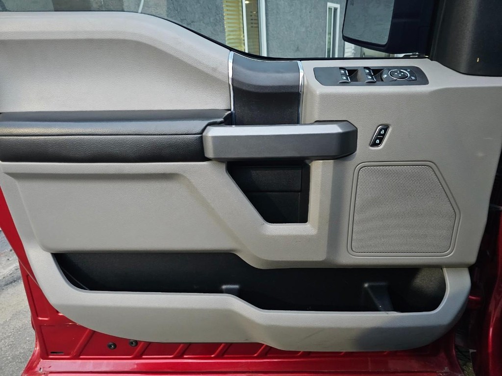 Ford F-150 Vehicle Full-screen Gallery Image 17