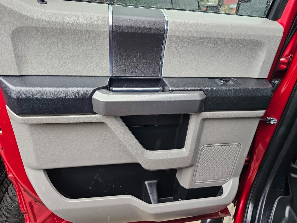 Ford F-150 Vehicle Full-screen Gallery Image 25