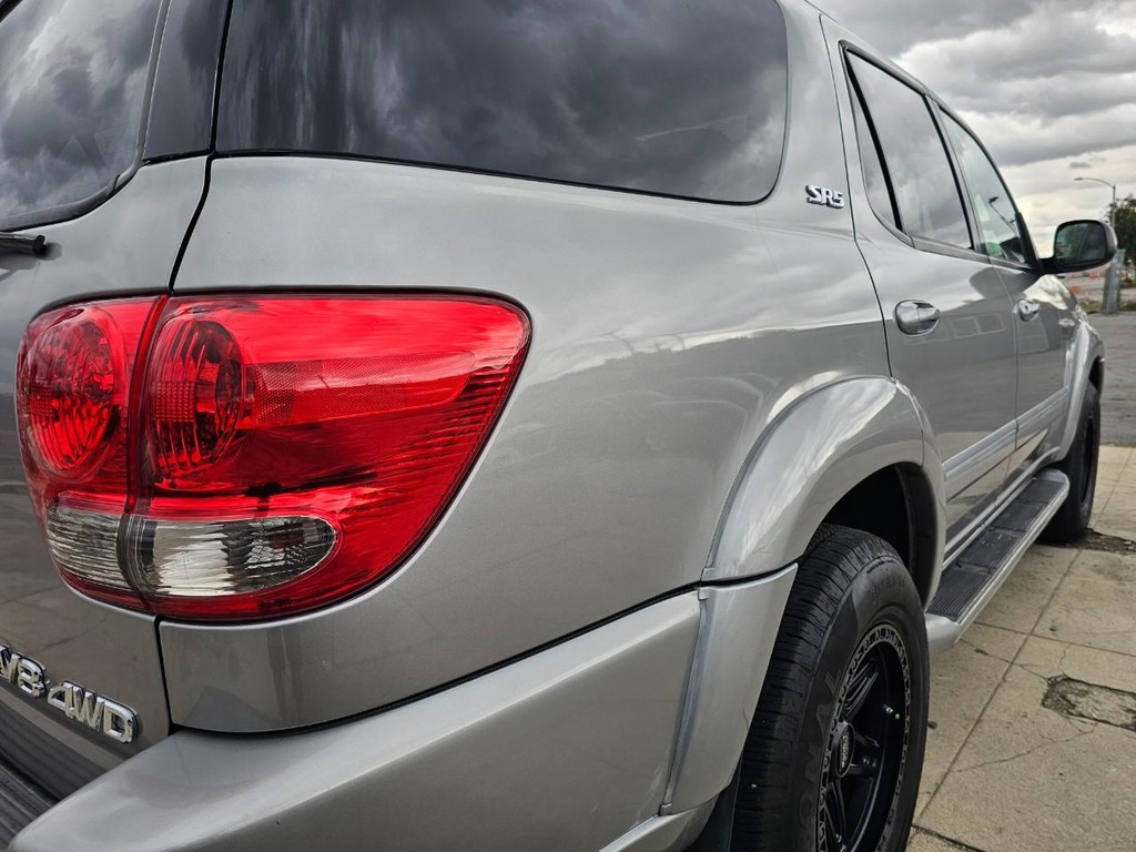 Toyota Sequoia Vehicle Full-screen Gallery Image 13