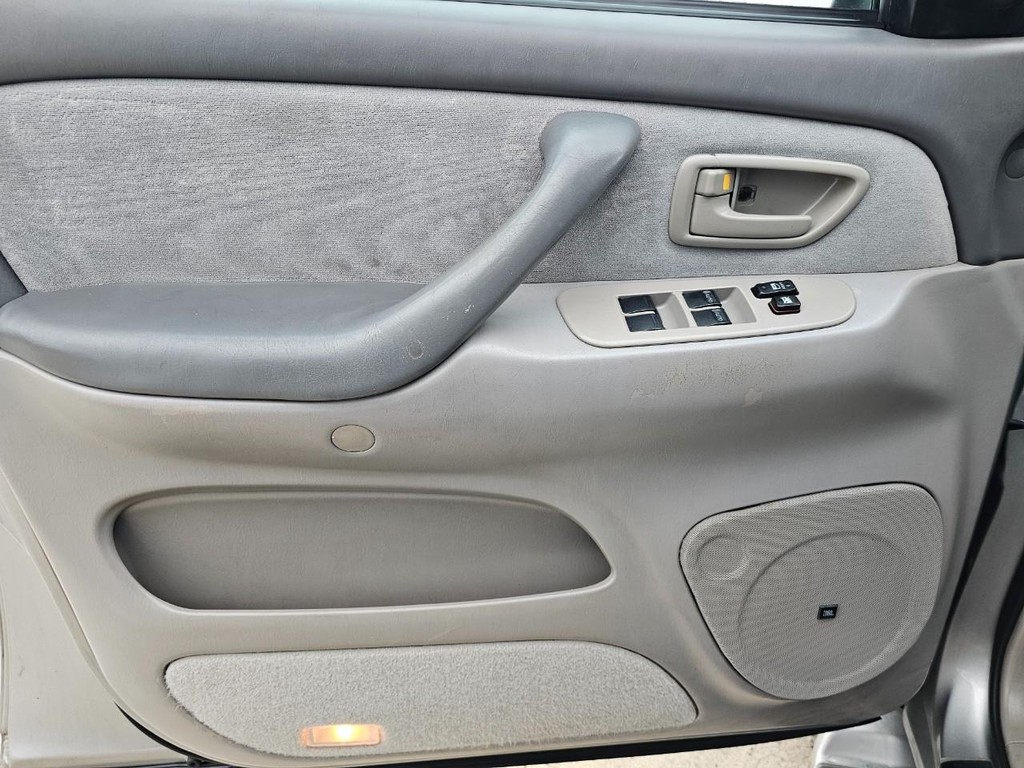 Toyota Sequoia Vehicle Full-screen Gallery Image 20