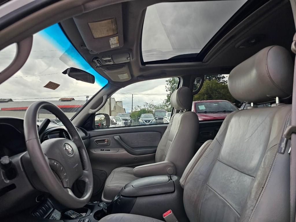 Toyota Sequoia Vehicle Full-screen Gallery Image 21