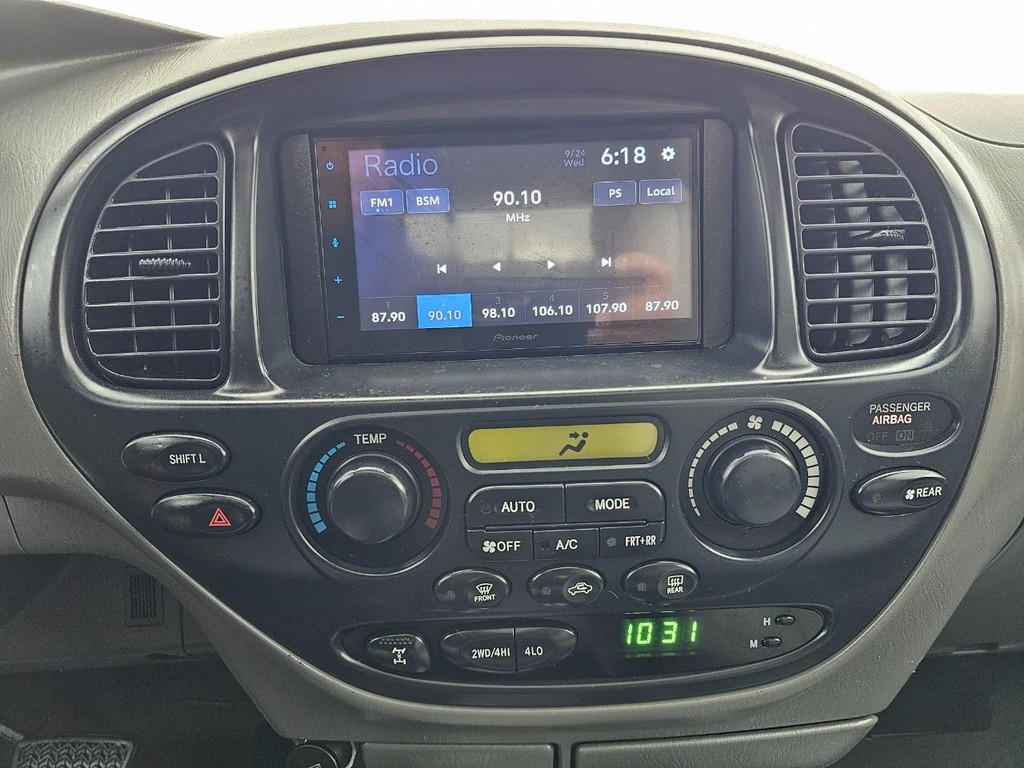 Toyota Sequoia Vehicle Full-screen Gallery Image 26