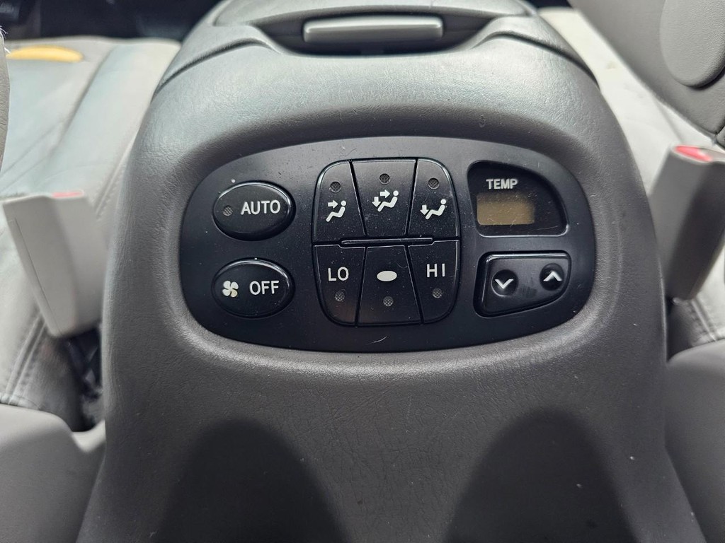 Toyota Sequoia Vehicle Full-screen Gallery Image 30