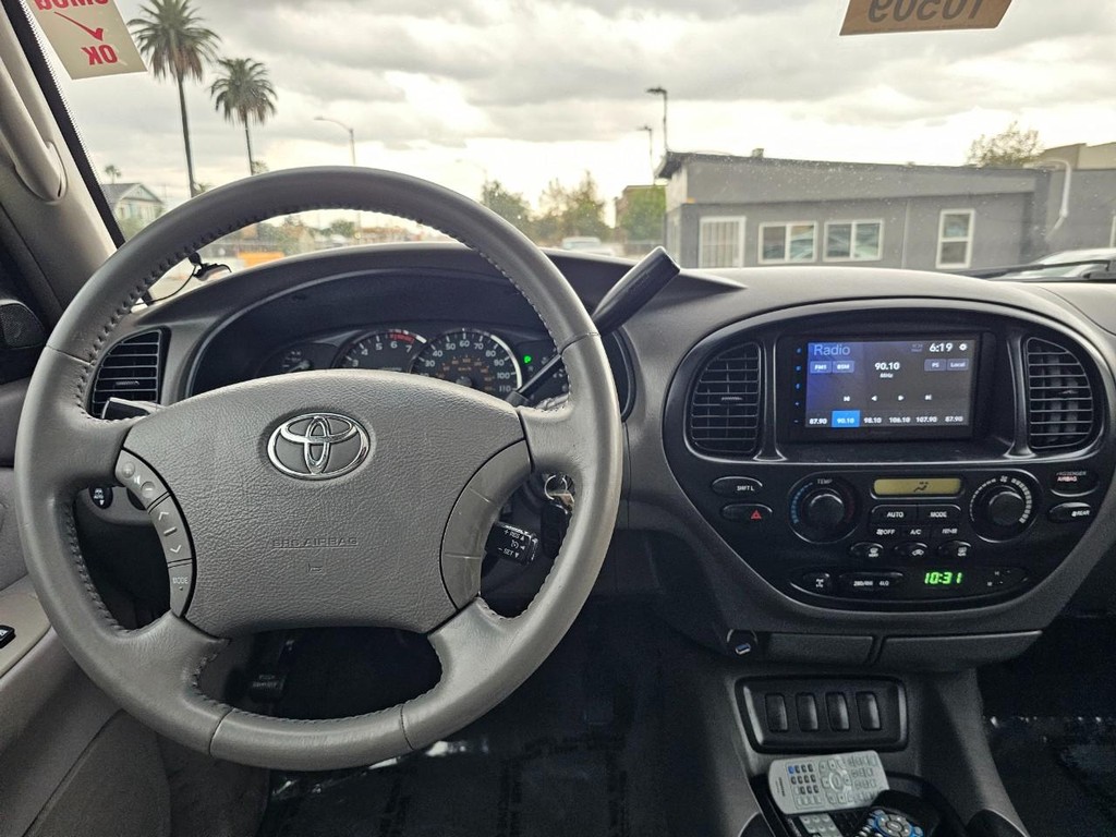 Toyota Sequoia Vehicle Full-screen Gallery Image 31