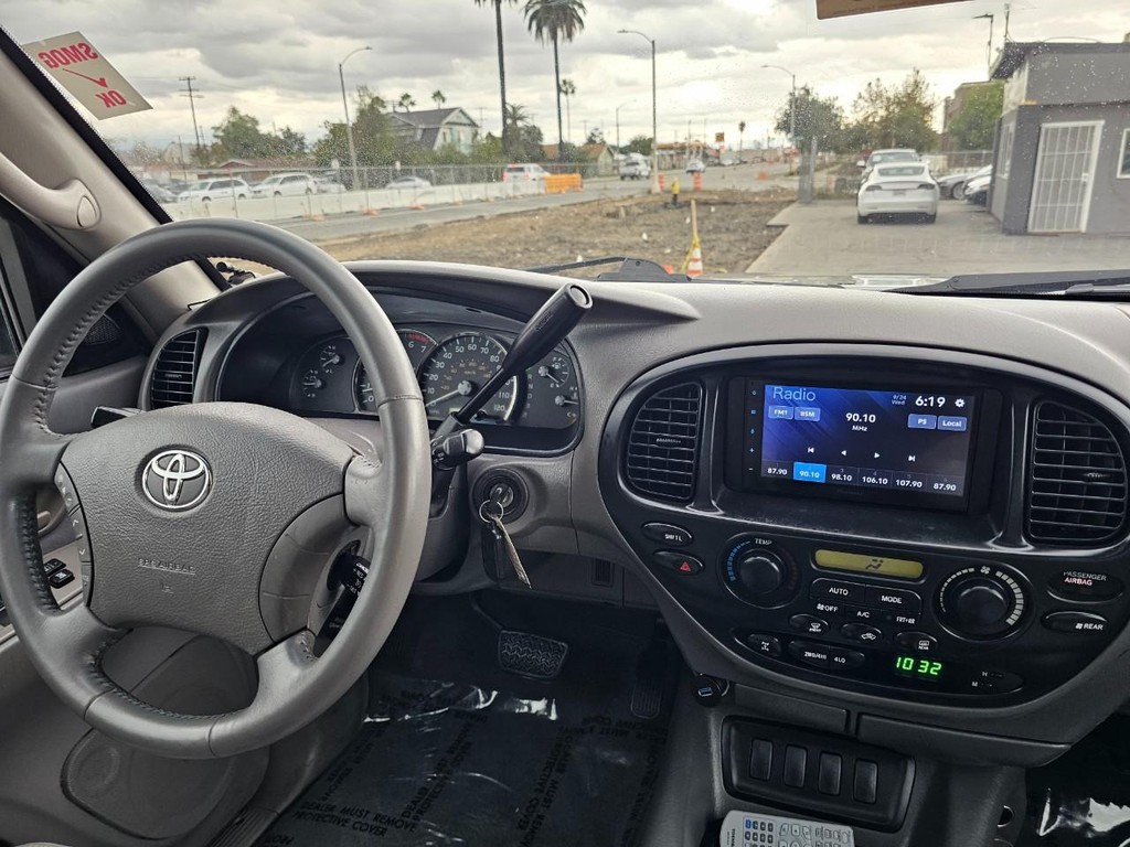 Toyota Sequoia Vehicle Full-screen Gallery Image 33