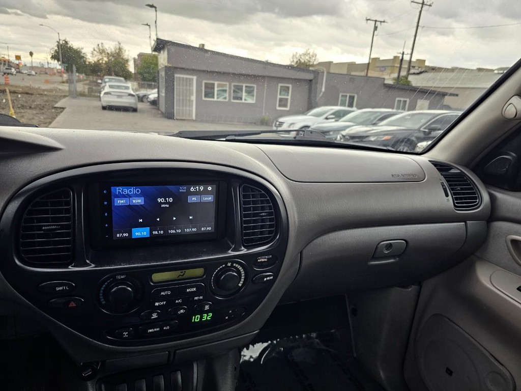 Toyota Sequoia Vehicle Full-screen Gallery Image 34