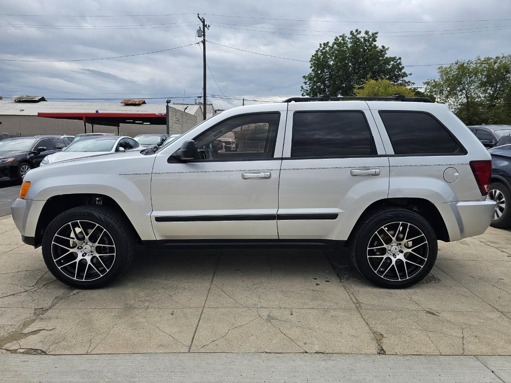 Jeep Grand Cherokee Vehicle Full-screen Gallery Image 3