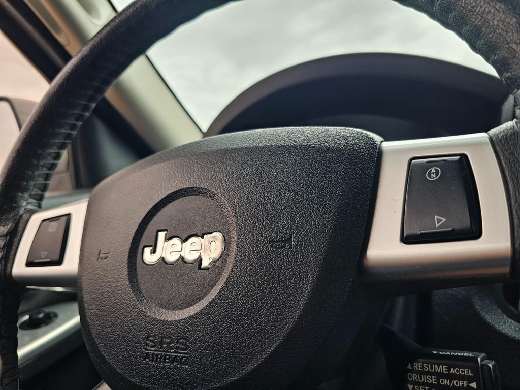 Jeep Grand Cherokee Vehicle Full-screen Gallery Image 22