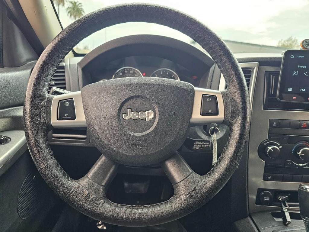 Jeep Grand Cherokee Vehicle Full-screen Gallery Image 30