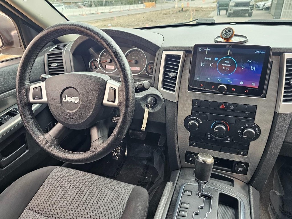 Jeep Grand Cherokee Vehicle Full-screen Gallery Image 31