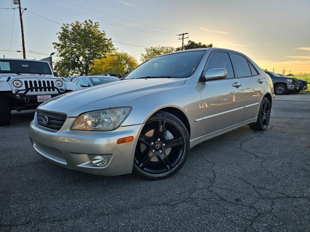 Lexus IS 300 Vehicle Full-screen Gallery Image 2