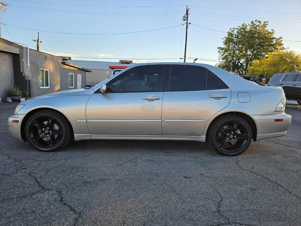 Lexus IS 300 Vehicle Full-screen Gallery Image 3