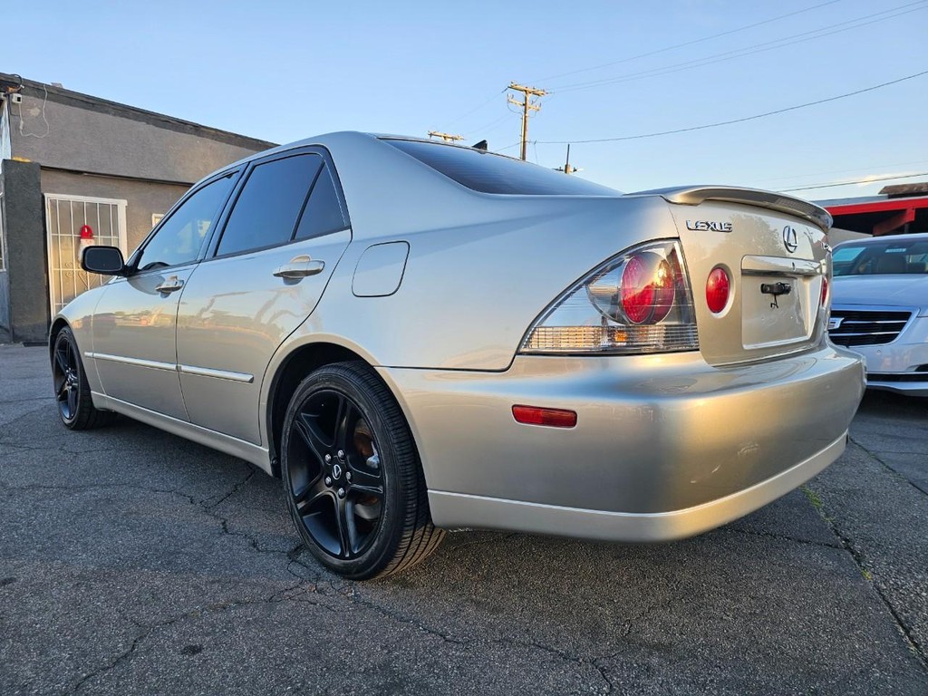 Lexus IS 300 Vehicle Full-screen Gallery Image 4