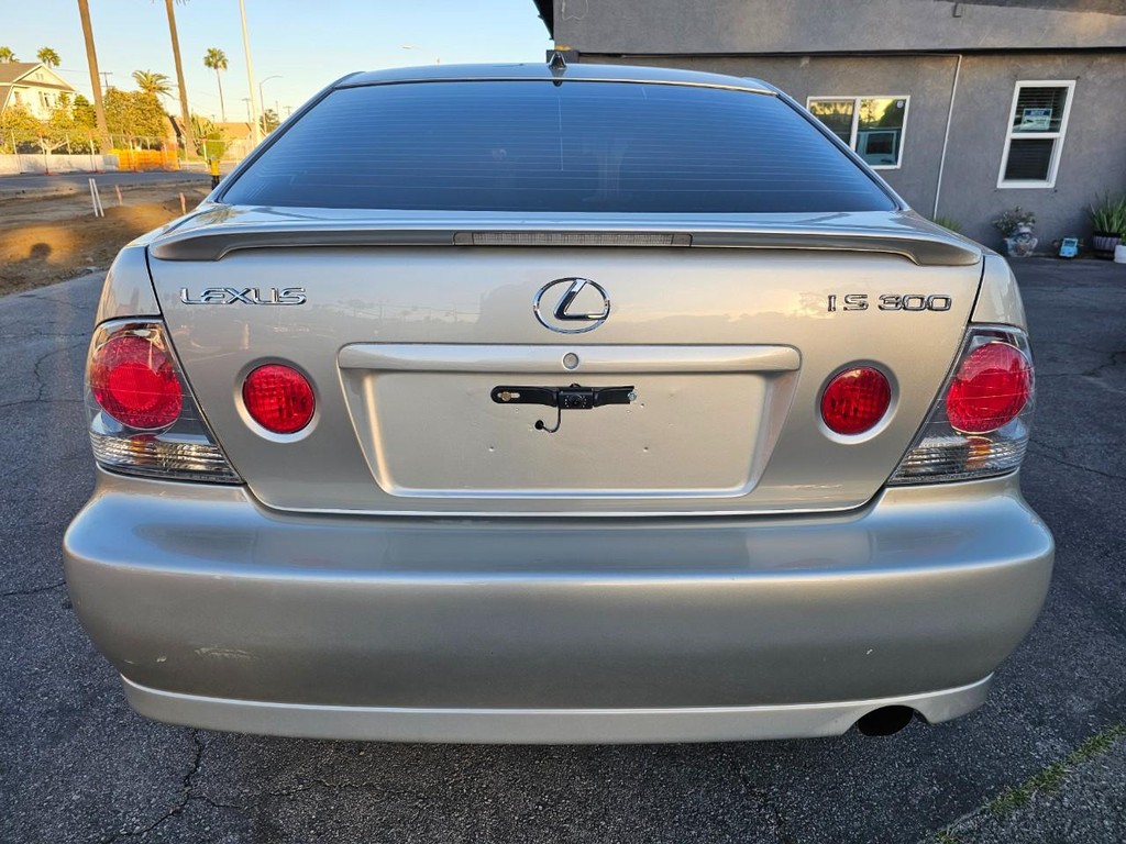 Lexus IS 300 Vehicle Full-screen Gallery Image 5