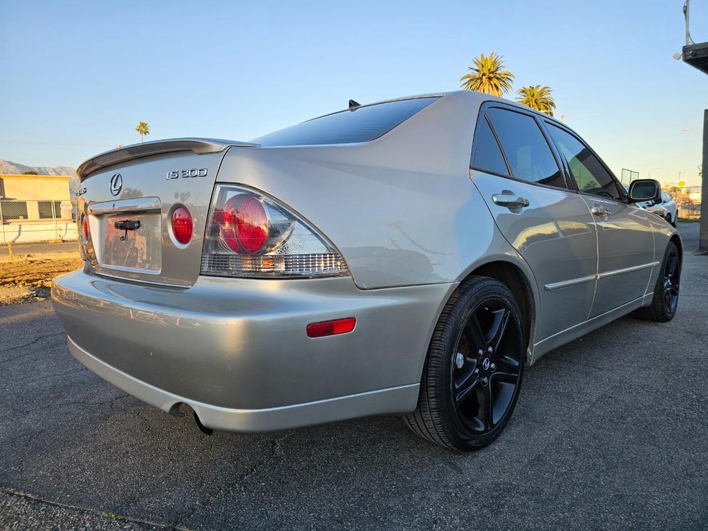 Lexus IS 300 Vehicle Full-screen Gallery Image 6