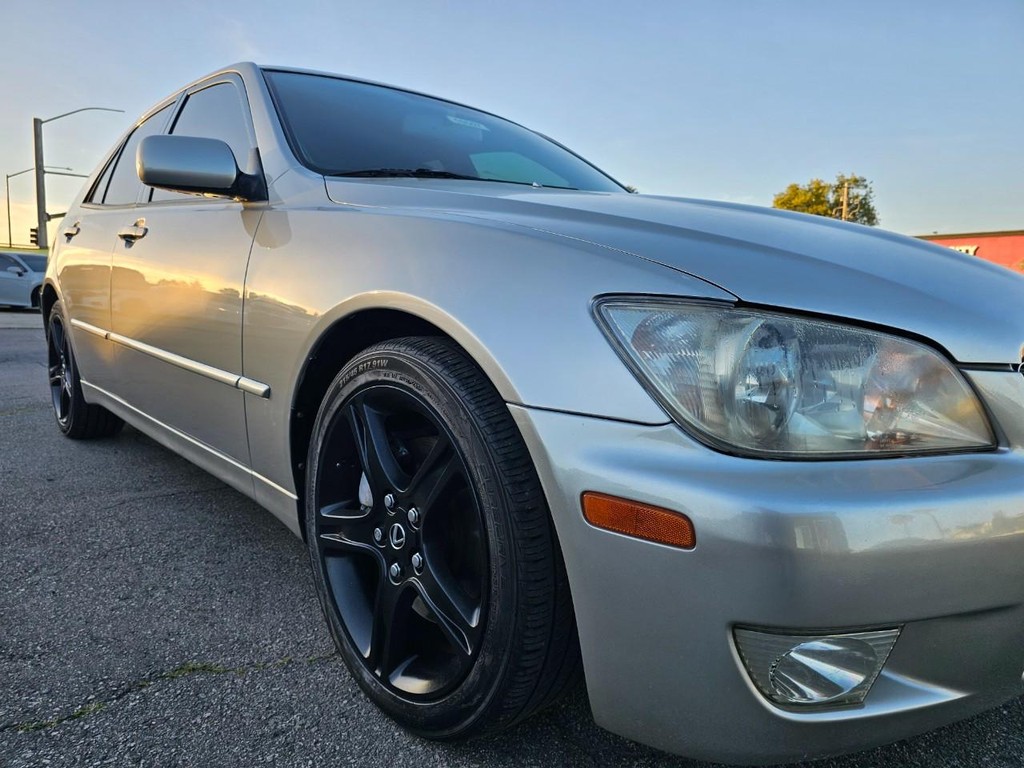 Lexus IS 300 Vehicle Full-screen Gallery Image 10